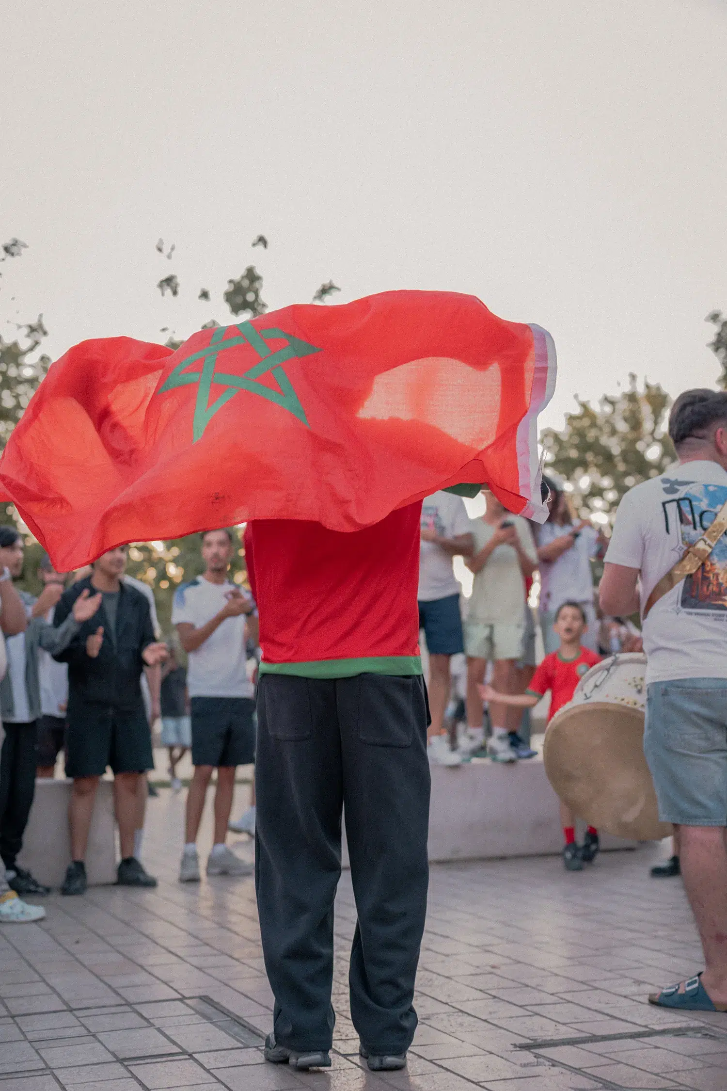 Dijon - Place de la République - Les supporters du Maroc célèbrent la qualification de leur équipe en 1:4 de finale de la Coupe du monde 2026. Dijon - Place de la République - Les supporters du Maroc célèbrent la qualification de leur équipe en 1/4 de finale de la Coupe du monde 2026.