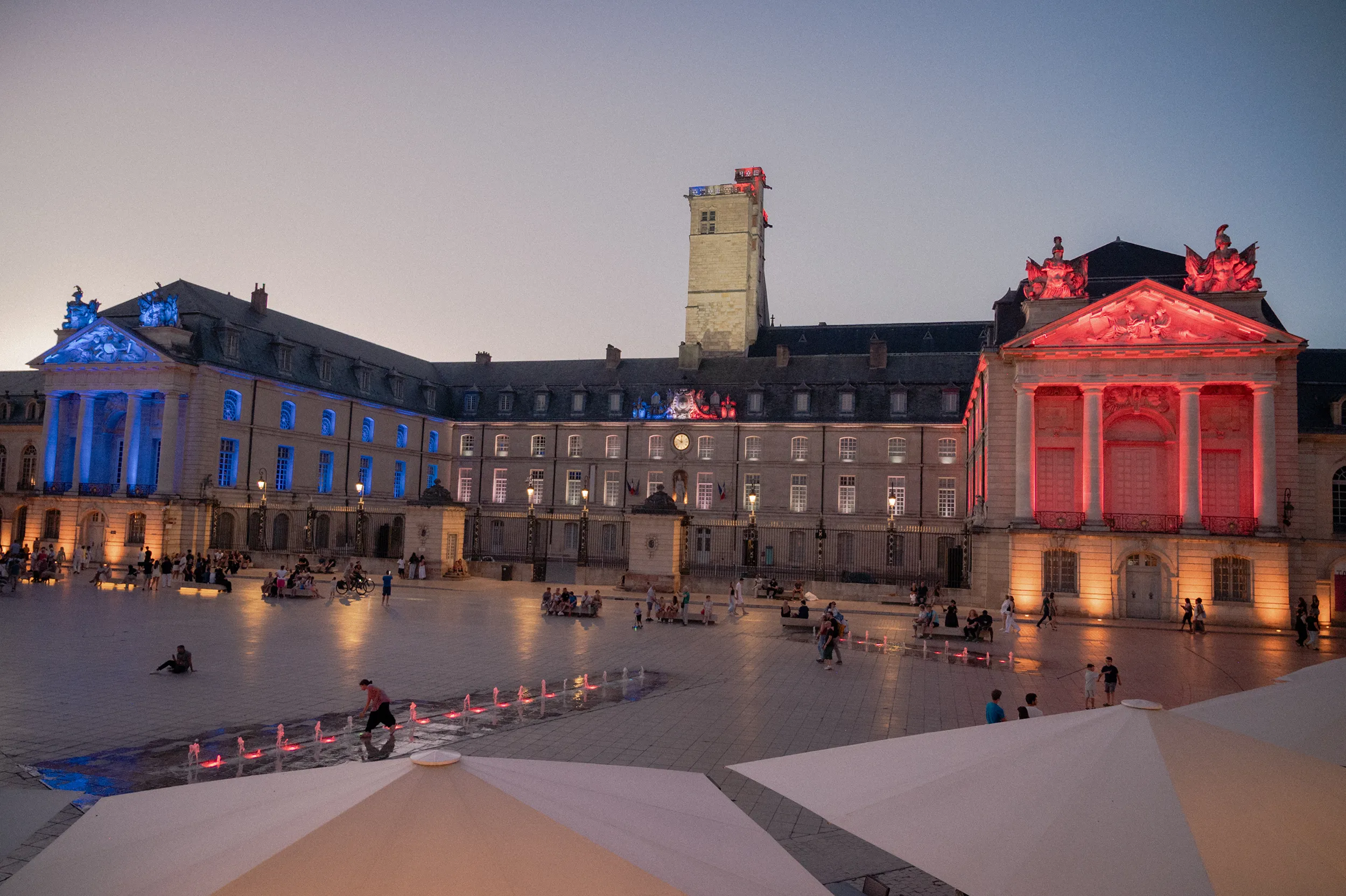 Dijon - Place de la Libération - Palais des Ducs de Bourgogne (Hôtel de Ville) Dijon - Place de la Libération - Palais des Ducs de Bourgogne (Hôtel de Ville)