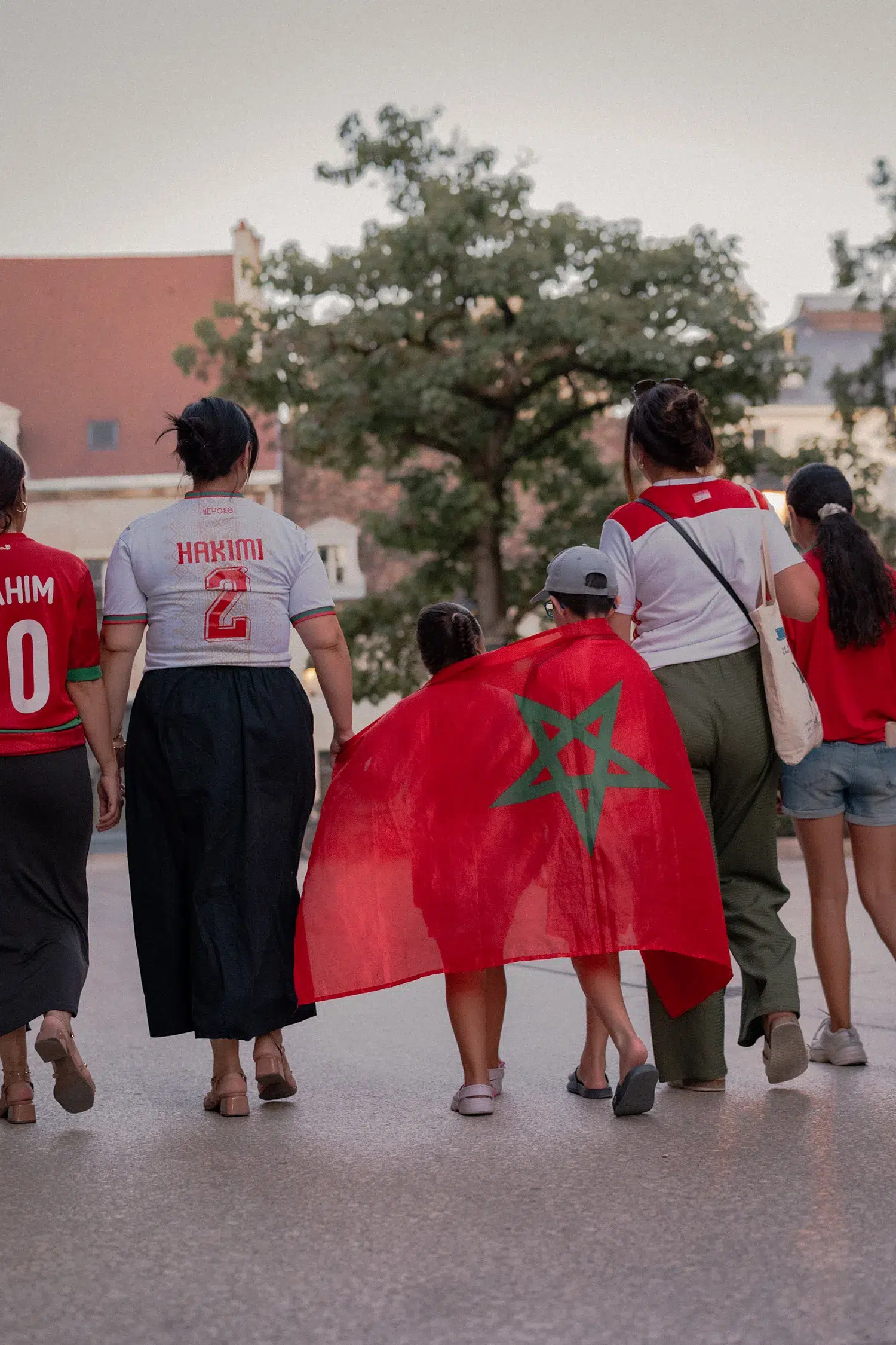 Dijon - Rue des forges - Les supporters du Maroc célèbrent la qualification de leur équipe en 1:4 de finale de la Coupe du monde 2026. Dijon - Rue des forges - Les supporters du Maroc célèbrent la qualification de leur équipe en 1:4 de finale de la Coupe du monde 2026.
