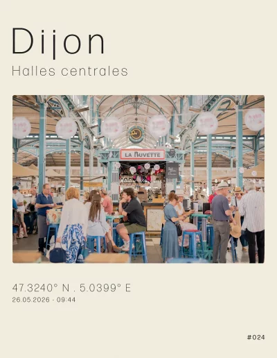 Vue sur la buvette des Halles. Des Dijonnais sont aux tables et boivent un café ou un verre de vin. Jour de marché.