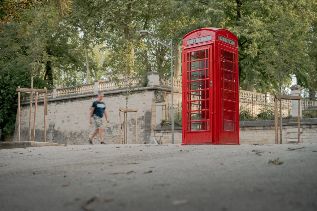 Vue sur une vieille cabine téléphonique anglaise, située à proximité de la place Darcy, à Dijon.