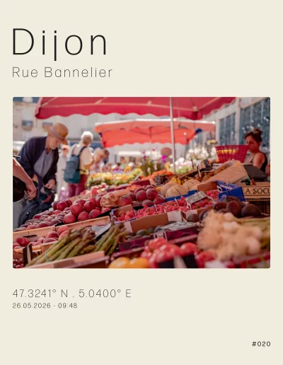 Un stand de fruits et légumes sur la rue Bannelier, autour des Halles de Dijon, un jour de marché.