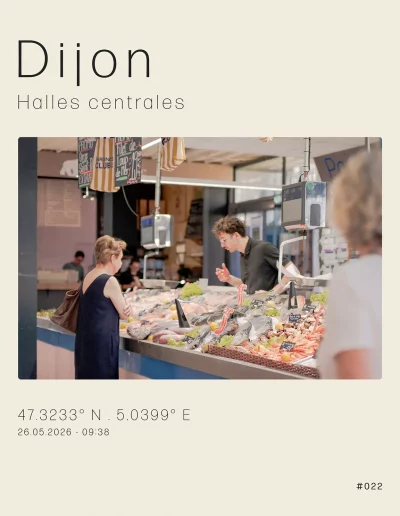 Vue sur une poissonnerie à l'intérieur des Halles centrales de Dijon, un jour de marché.