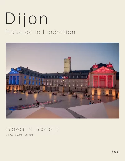 Le Palais des Ducs et des Etats de Bourgogne illuminé aux couleurs de la France, à l'occasion de la Coupe du monde 2026. Ce soir là, la France affronte le Paraguay.
