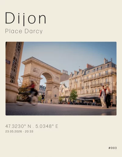 Vue de la place Darcy avec la porte Guillaume. Au premier plan, des passants et un cycliste.