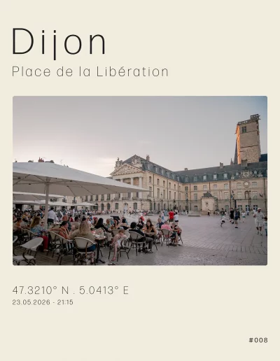 Vue de la place de Libération et ses terrasses pleines de monde. Au second plan, la Palais des Ducs de Bourgogne, actuelle Mairie de la Ville de Dijon.