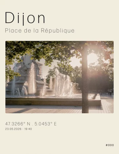 Vue sur les fontaines de la place de la République à contre-jour. Au premier et troisième plan, les arbres de la place et quelques passant.