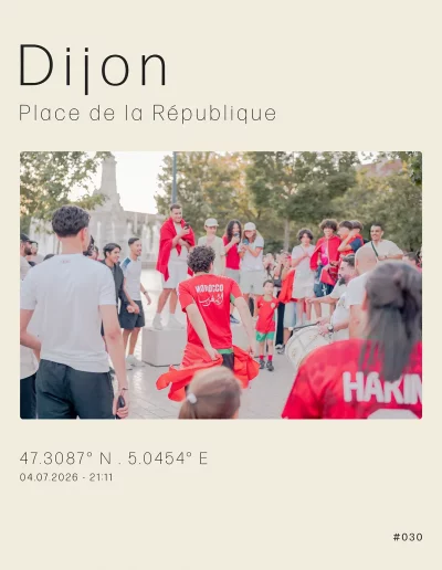 Vue sur la place de la République, où les supporters du Maroc fêtent la victoire de leur équipe contre le Canada, pendant la Coupe du monde 2026.