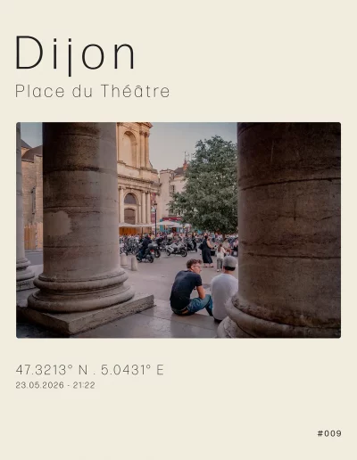 Vu sur la place du Théâtre. Au premier plan, les piliers de la façade du Théâtre de Dijon avec deux jeunes dijonnais assis sur les marches. Au second plan, les terrasses de la place, notamment celles du bar "La Comédie".