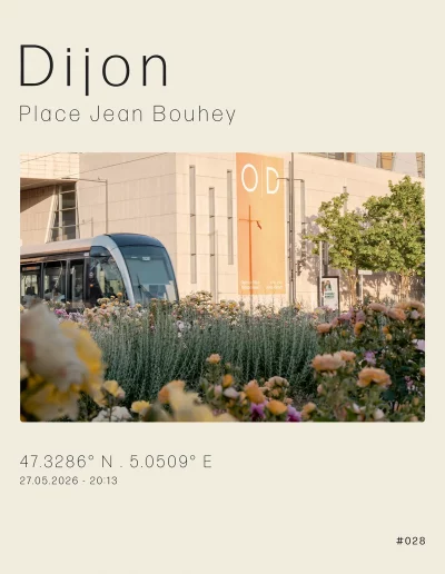 Vue sur les massifs arborés de la place Jean Bouhey. Au second plan, le passage d'un tram. En arrière-plan, l'auditorium (opéra) de Dijon.