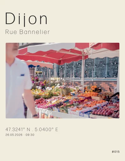 Un stand de fruits sur la rue Bannelier, autour des Halles de Dijon, un jour de marché.