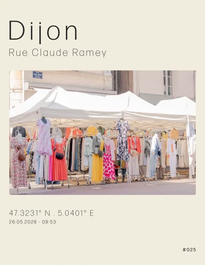 Vue sur un stand de vêtements, rue Claude Ramey, un jour de marché autour des Halles.