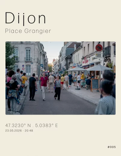 Vue de la rue des Godrans, un soir d'été. Sur la droite, un groupe de musiciens anime la place Grangier.
