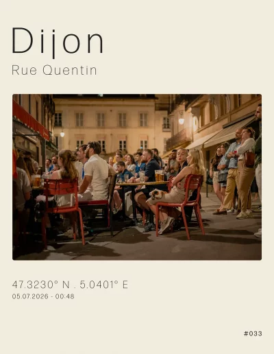 Vue sur la terrasse du Q bistrot, rue Quentin, où le match de la Coupe du monde 2026 entre la France et le Paraguay est diffusé sur écran.