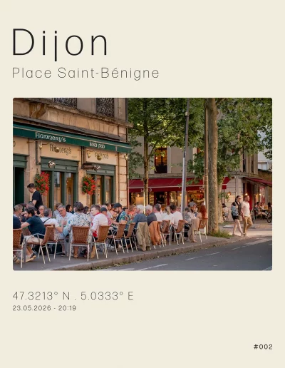 Vue sur la terrasse du Flannery's, place Saint-Bénigne, un soir d'été.