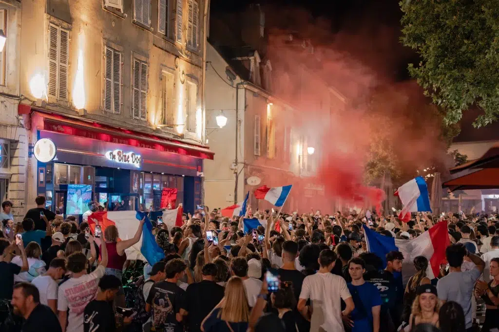 Dijon - Place Émile-Zola (Coupe du monde 2026) - Les supporters français fêtent la victoire de l'Équipe de France
