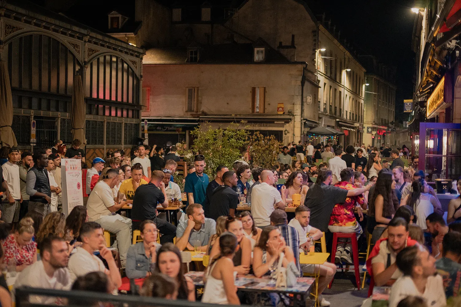 Dijon - Coupe du monde 2026 - Autour des Halles - Des supporters de l'équipe de France suivent le match contre le Paraguay depuis les nombreuses terrasses des bars. Dijon - Coupe du monde 2026 - Autour des Halles - Des supporters de l'équipe de France suivent le match contre le Paraguay depuis les nombreuses terrasses des bars.