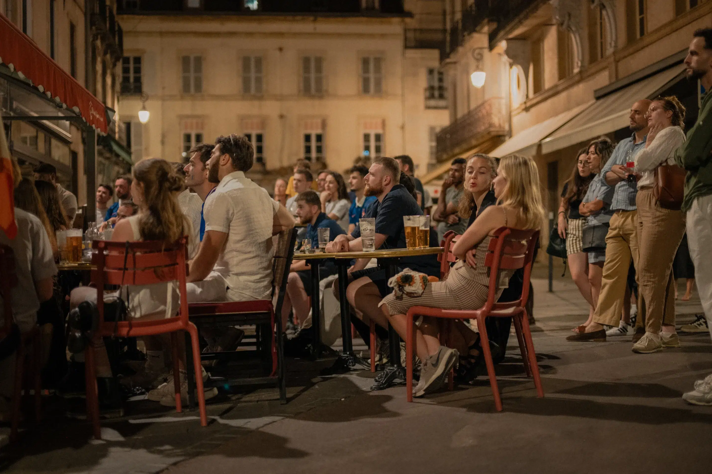 Dijon - Coupe du monde 2026 - Autour des Halles - Rue Quentin - Des supporters de l'équipe de France suivent le match contre le Paraguay. Dijon - Coupe du monde 2026 - Autour des Halles - Rue Quentin - Des supporters de l'équipe de France suivent le match contre le Paraguay.