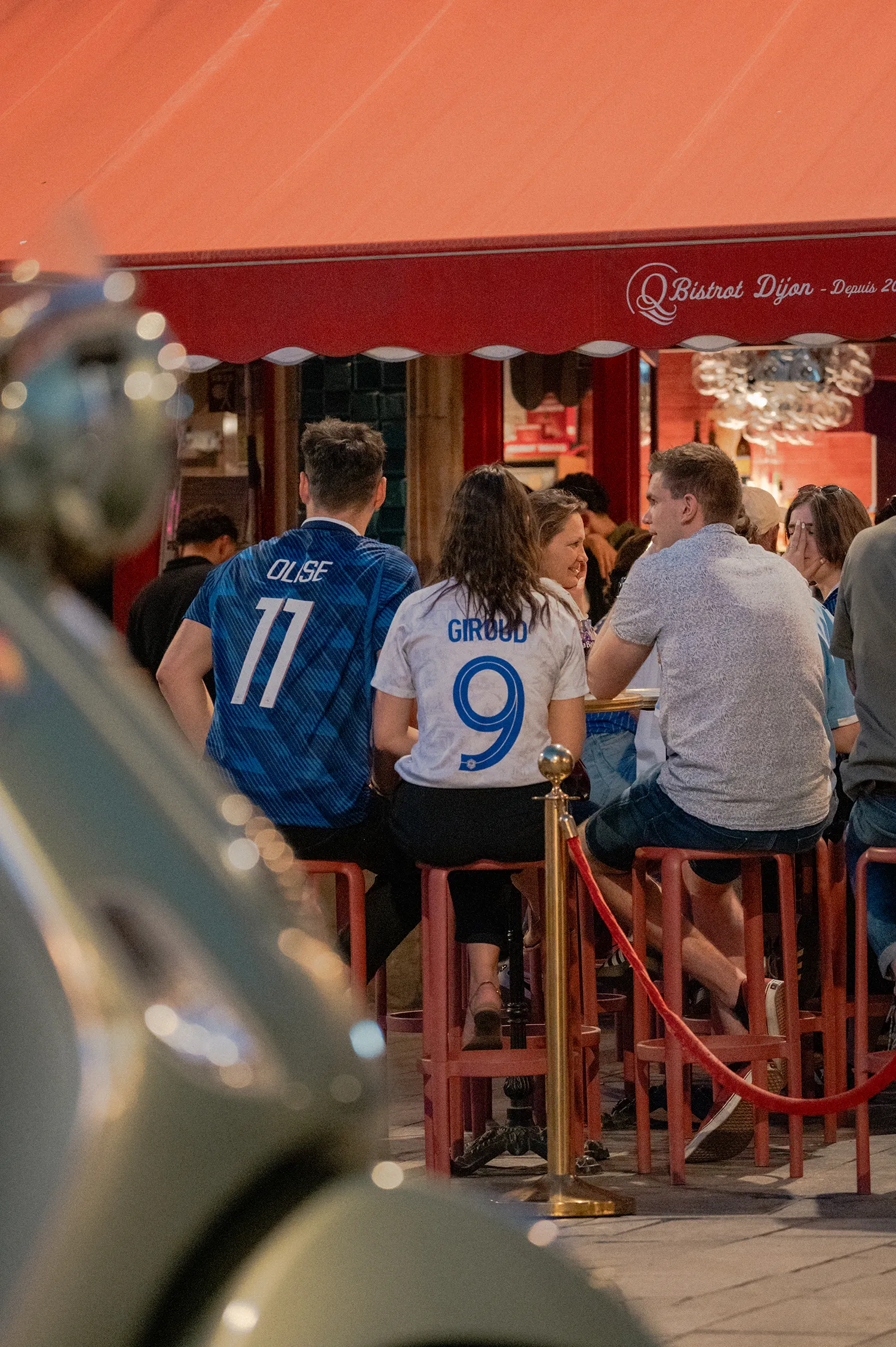 Dijon - Autour des Halles - Rue Quentin - De supporters de l'équipe de France suivent le match contre le Paraguay depuis la terrasse d'un bistrot Dijon - Autour des Halles - Rue Quentin - De supporters de l'équipe de France suivent le match contre le Paraguay depuis la terrasse d'un bistrot