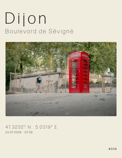 Vue sur la cabine téléphonique anglaise rouge, offerte par la ville de York