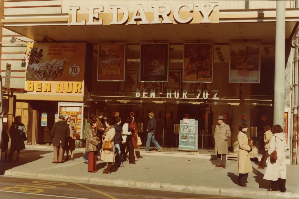 Vue sur la façade du cinéma Darcy, à Dijon, en 1964 lors de la projection du film Ben Hur.