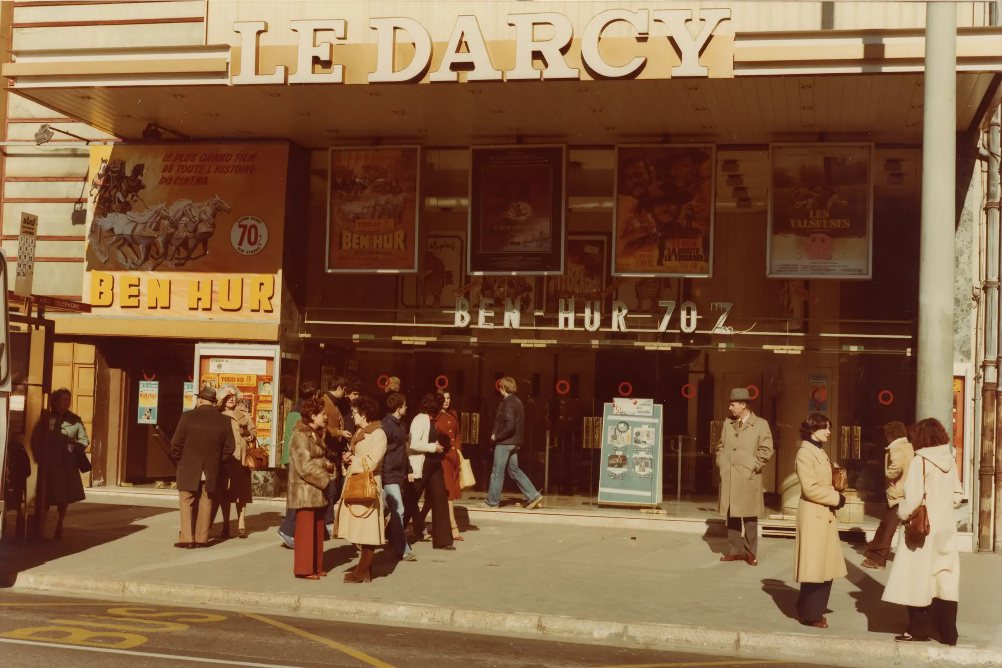 Vue sur la façade du cinéma Darcy, à Dijon, en 1964 lors de la projection du film Ben Hur.