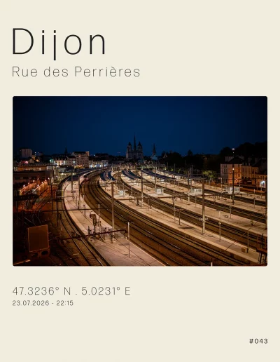 Vue panoramique de la gare de Dijon, la nuit tombée.