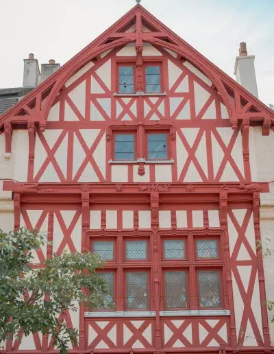 Façade à colombages rouges et blancs dans le centre historique de Dijon