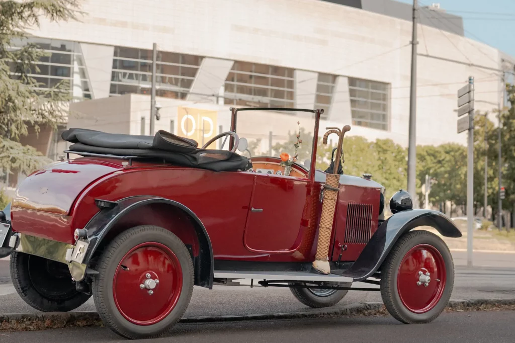 Vue sur une vieille Peugeot de collection type 172, stationnée devant l'auditorium de Dijon.