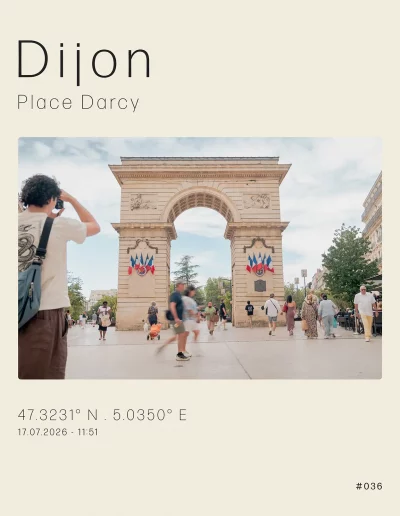 Un photographe prend une photo de la porte Guillaume, place Darcy