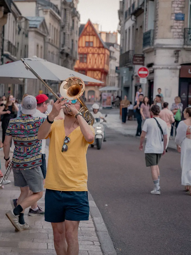 Un musicien place Grangier Sur la place Grangier, un musicien et son groupe anime les terrasses un soir d'été.