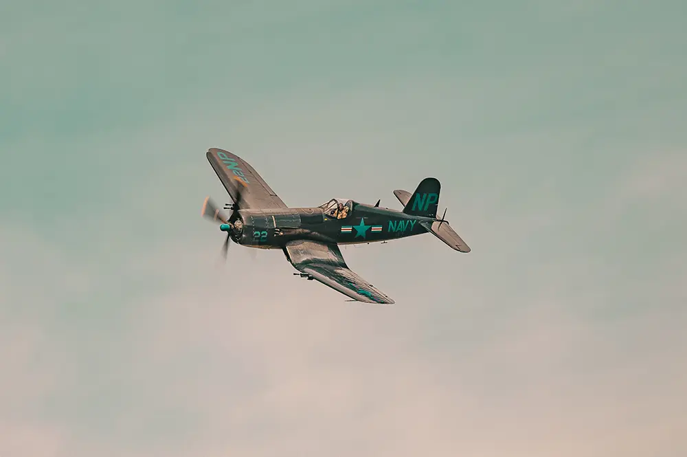 Le Temps des Hélices Un Spitfire, avion de la Seconde Guerre mondiale, dans le ciel de la Ferté-Alais