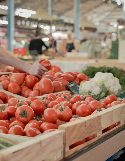 Étal de tomates rouges aux Halles centrales de Dijon