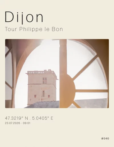 Vue sur la Tour Philippe le Bon à travers une fenêtre ouverte.