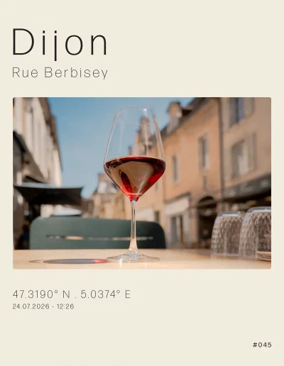 Vue sur un verre de vin, sur une terrasse de la rue Berbisey