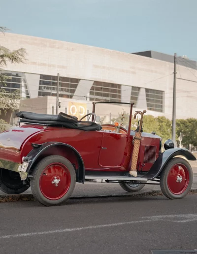 Ancienne Peugeot décapotable rouge stationnée devant l'auditorium de Dijon