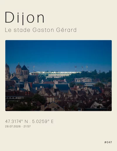 Vue sur le stade Gaston Gérard, de nuit, dominant les toits de la ville de Dijon.
